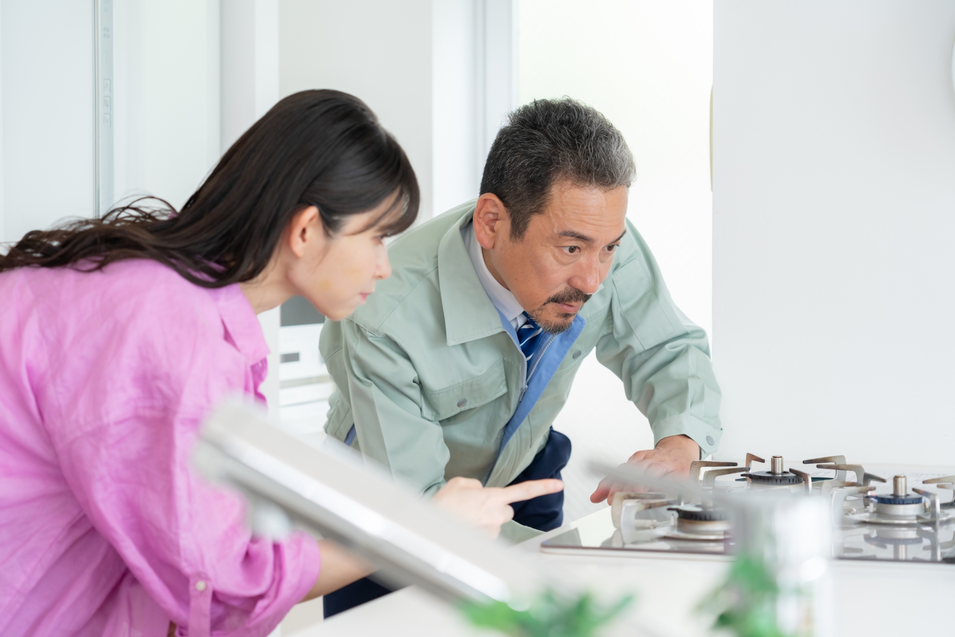 退去立会いでコンロをチェックしているイメージ